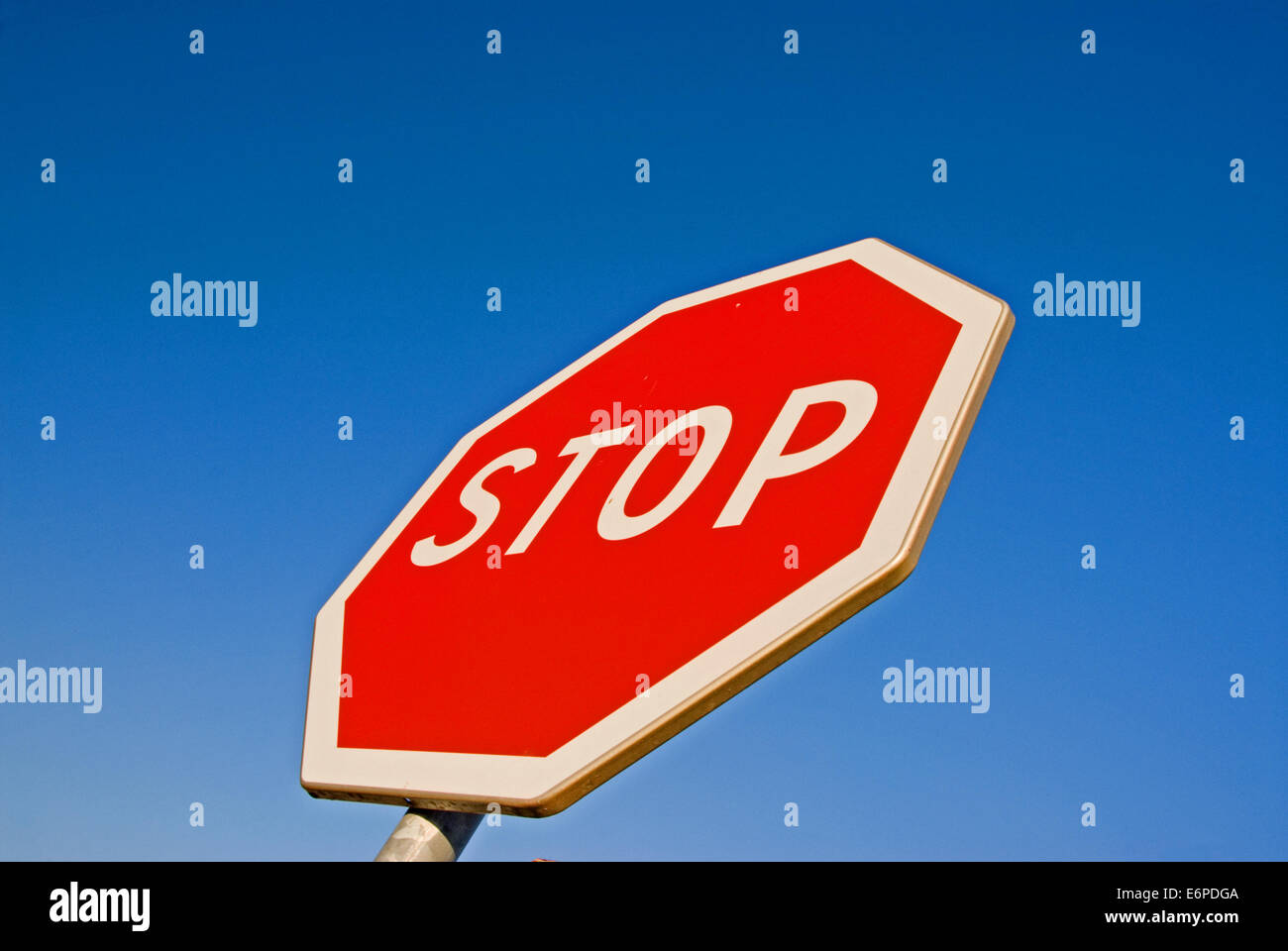 Octogonal rouge STOP sign against a blue sky Banque D'Images