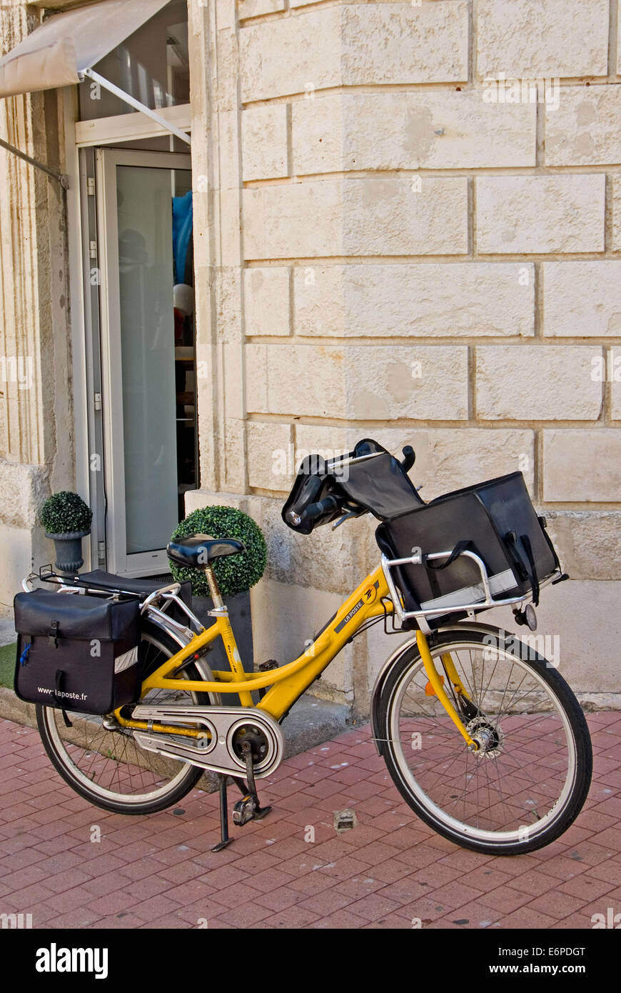 Location bureau de poste jaune à l'extérieur d'un bâtiment permanent dans le centre de Jard sur Mer. Banque D'Images