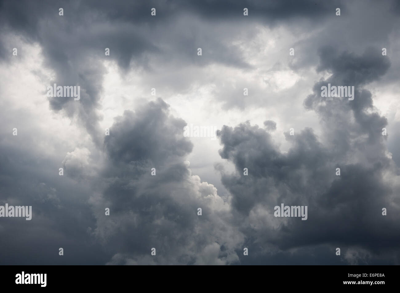 Dark storm ciel avec patch lumière dans le centre Banque D'Images