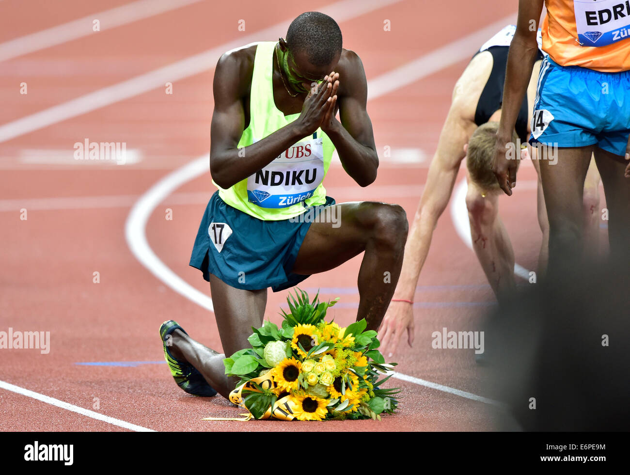 Zurich, Suisse. 28 août, 2014. Caleb Mwangangi Ndiku (KEN) est prier après sa voctry au 5000 m lors de la réunion d'athlétisme de l'IAAF Diamond League à Zurich. Crédit : Erik Tham/Alamy Live News Banque D'Images
