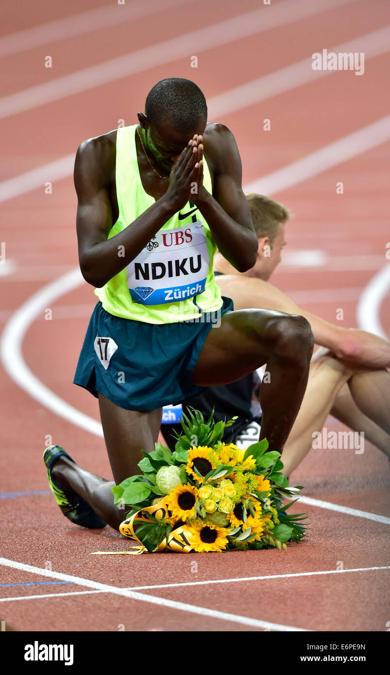 Zurich, Suisse. 28 août, 2014. Caleb Mwangangi Ndiku (KEN) est prier après sa voctry au 5000 m lors de la réunion d'athlétisme de l'IAAF Diamond League à Zurich. Crédit : Erik Tham/Alamy Live News Banque D'Images
