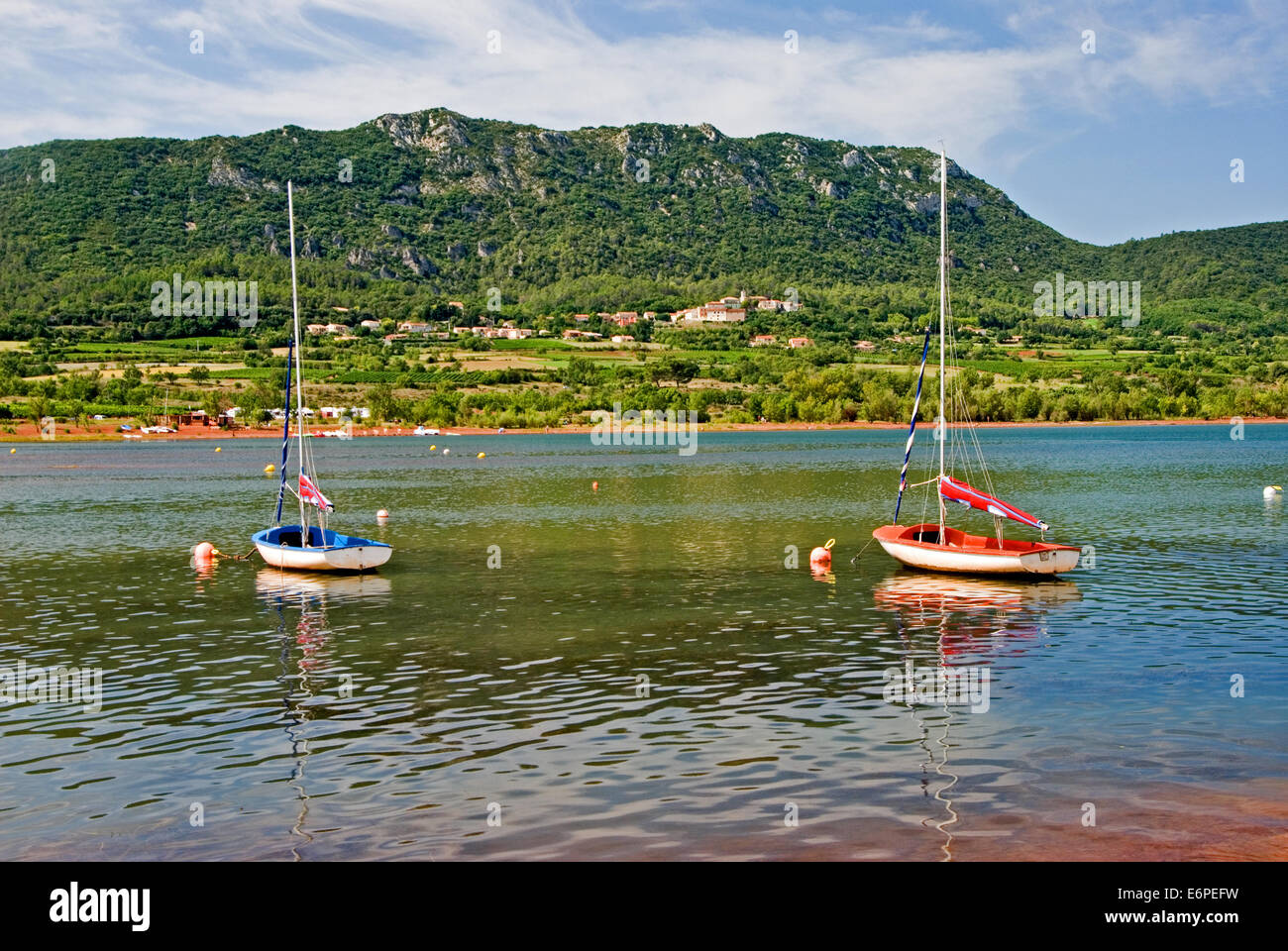 Bateaux à voile amarré sur le Lac du Sagadou dans la région de l'Hérault Languedoc Roussillon Banque D'Images