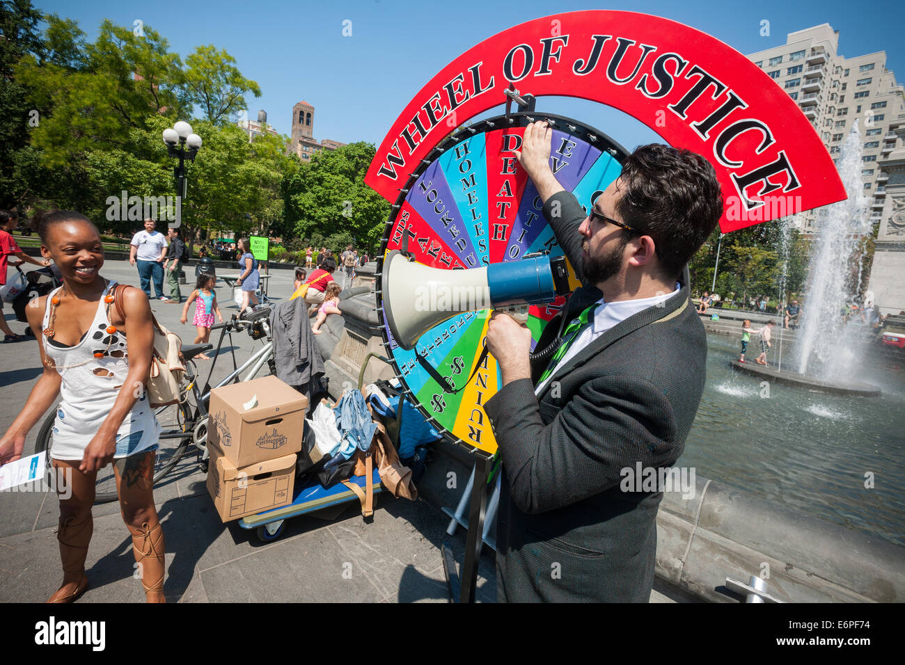 NY Civil Liberties Union's 'la roue de la Justice" jeu dans Washington Square Park, à New York Banque D'Images