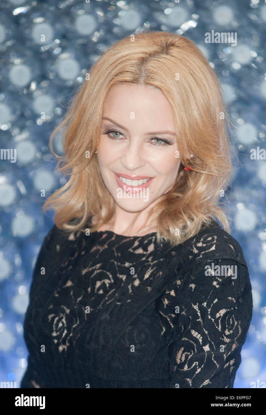 Kylie Minogue assiste au lancement de Glacéau Smartwater au Dairy Art Centre, Londres le 28 août 2014 Glaceau Smartwater au Dairy Art Centre. Crédit : Brian Jordan/Alamy Live News Banque D'Images