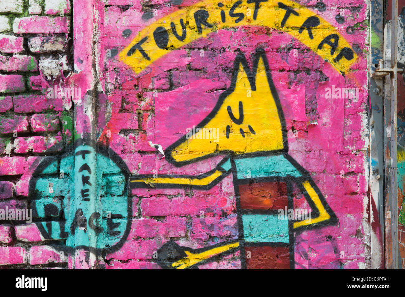 Graffitis colorés sur une façade dans la région de East London Shoreditch, UK. Piège à touristes de graffitis. Banque D'Images