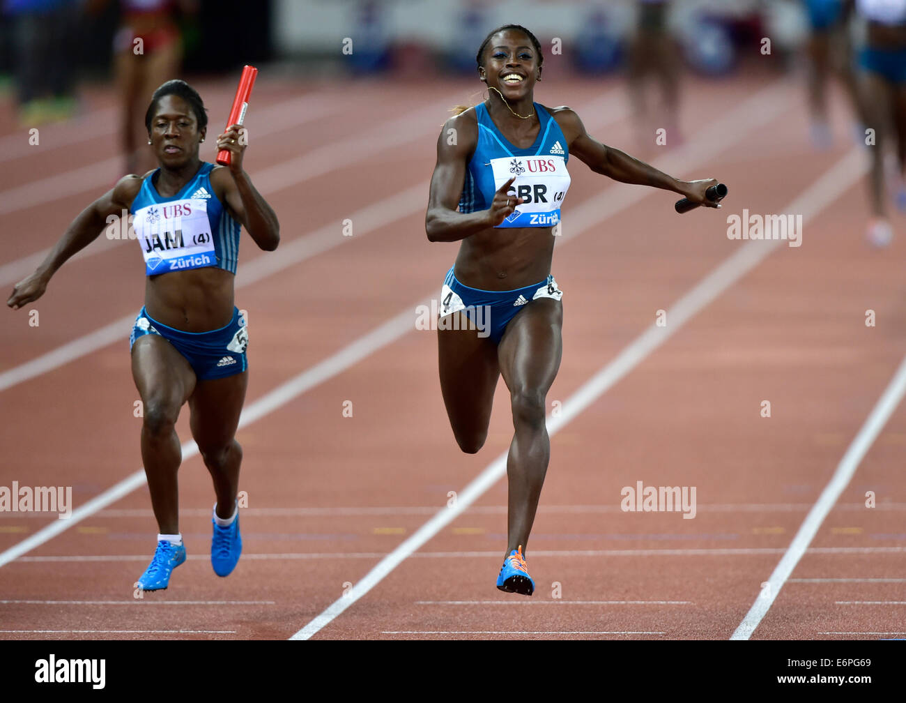 Zurich, Suisse. 28 août, 2014. Desiree Henry (à droite), dernier coureur de la UK 4x400m relais bat l'équipe de la Jamaïque en Henry-Robinson Samantha à la réunion d'athlétisme de l'IAAF Diamond League à Zurich Crédit : Erik Tham/Alamy Live News Banque D'Images