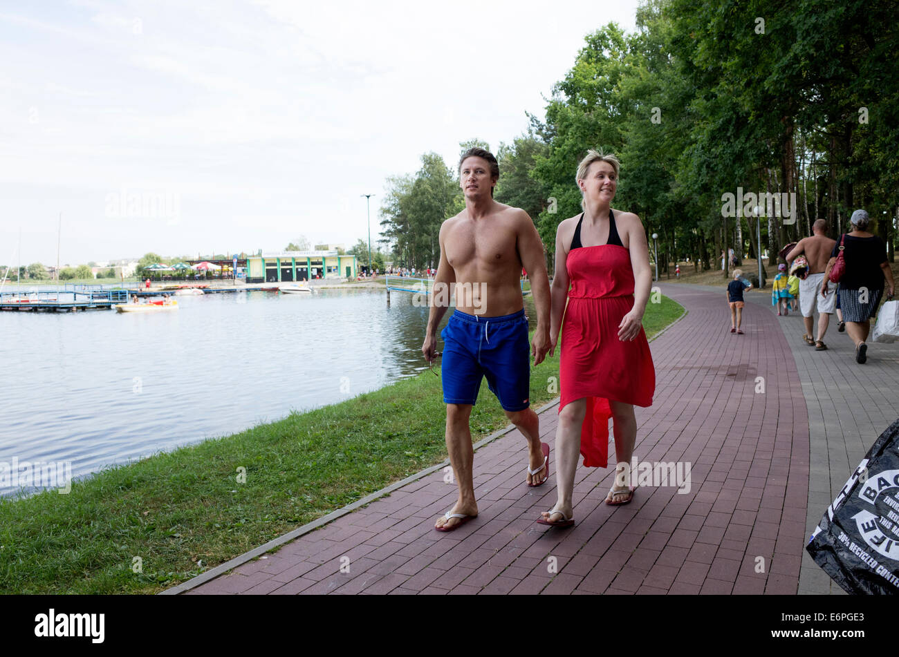 Jeune couple polonais jouissant d'une promenade le long de l'été le long de la lagune Tatar Zalew waterfront park. Warszawa Pologne Banque D'Images