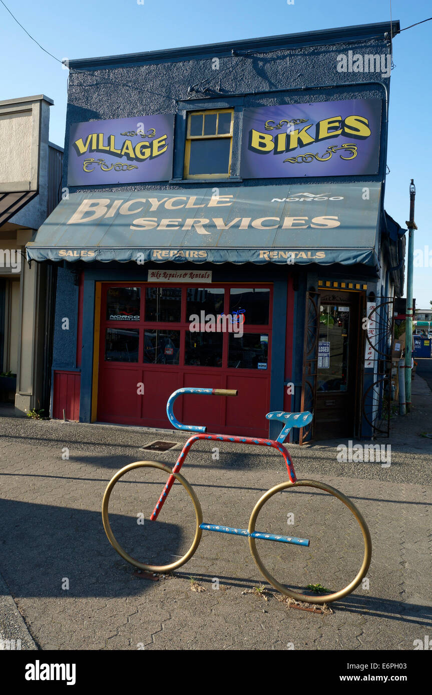 Metal sculpture de vélo à l'extérieur d'un atelier de réparation de vélos à Steveston Village, Richmond, British Columbia, Canada Banque D'Images