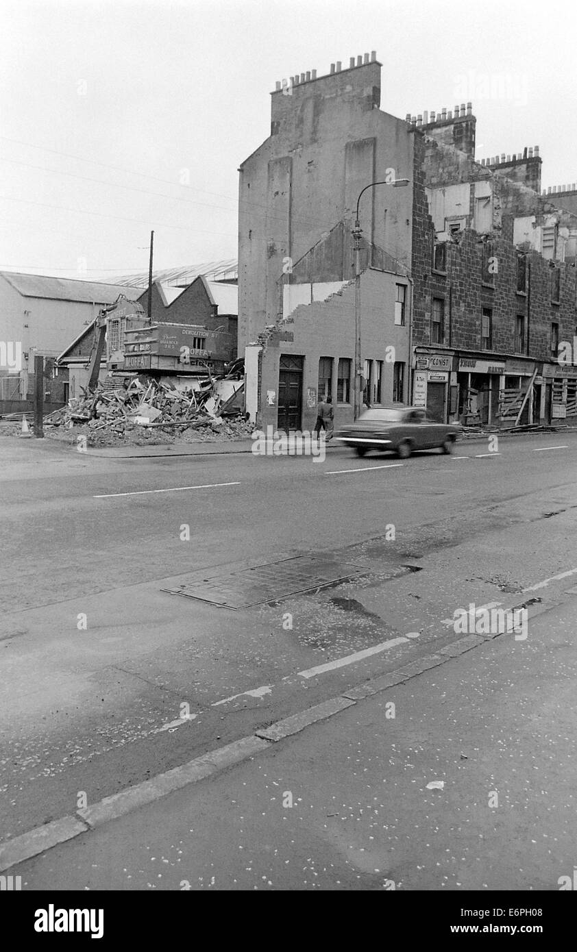 Tènements Glasgow Road à Clydebank en démolition avec le John Brown's Shipyard gatehouse Banque D'Images