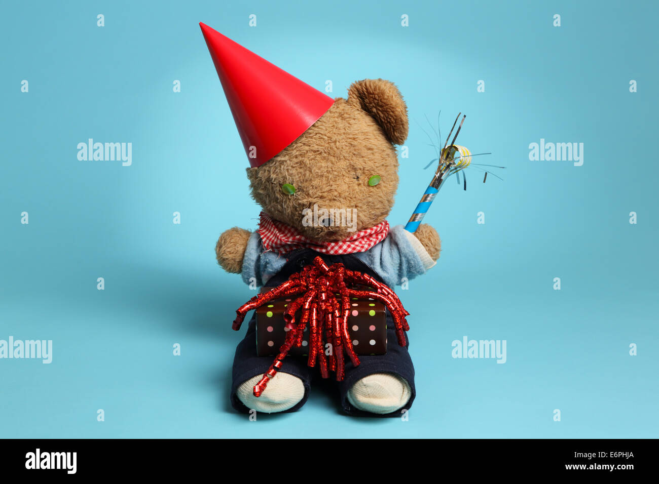 Un ours en peluche dans un party hat avec don et de la soufflante Banque D'Images