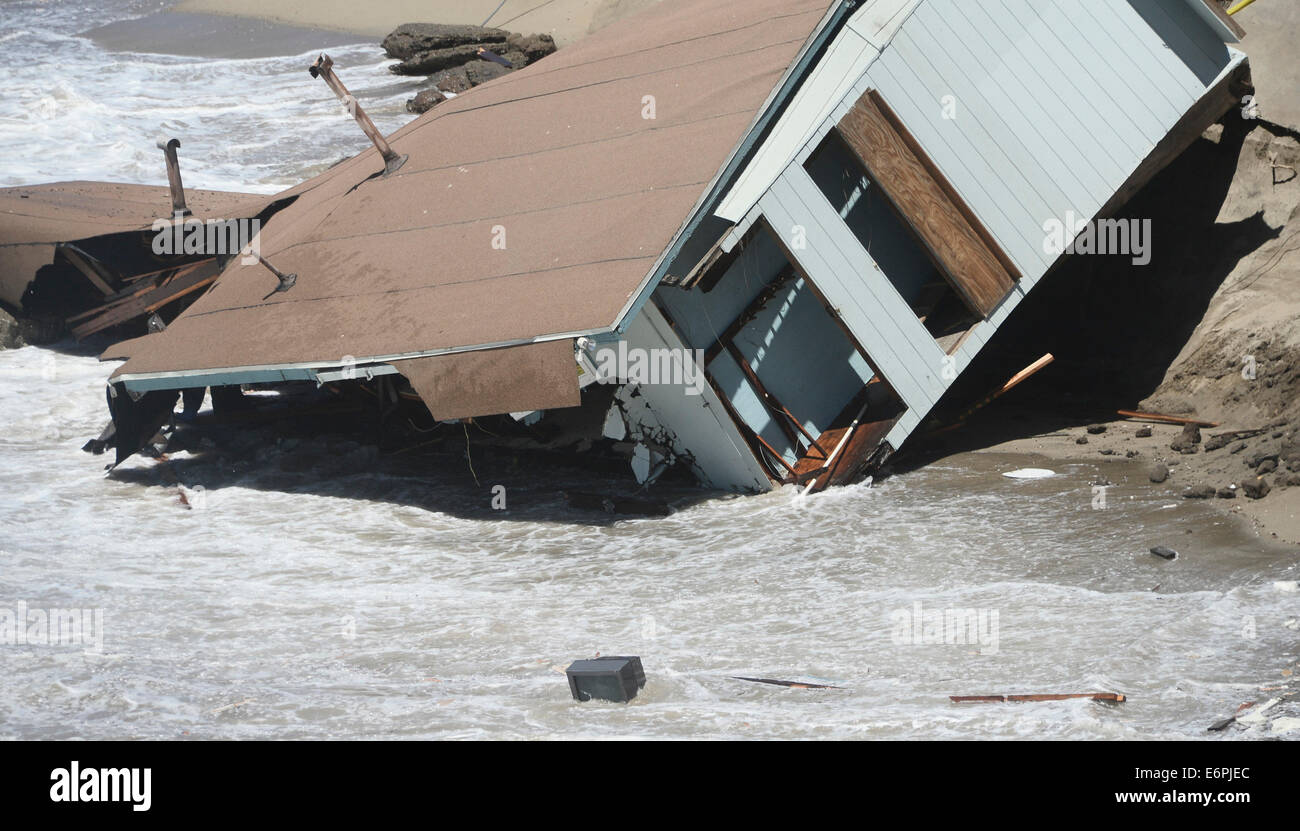 Malibu, Californie, USA. 28 août, 2014. Mugu lifeguard station qui a été utilisée dans les années 1990, série télé Baywatch était sapée par les grandes vagues de l'Ouragan Marie mercredi soir. State Park rangers regarder par dessus un effondrement lifeguard station qui est tombé dans l'océan tard mercredi soir de la grosses vagues de l'ouragan Marie. Le comté de la lifeguard bâtiment que depuis plus de 30 ans et aujourd'hui il a été lentement déchirée par les grosses vagues le long de PCH. Photo par Gene Blevins/LA DailyNews/ZumaPress Crédit : Gene Blevins/ZUMA/Alamy Fil Live News Banque D'Images