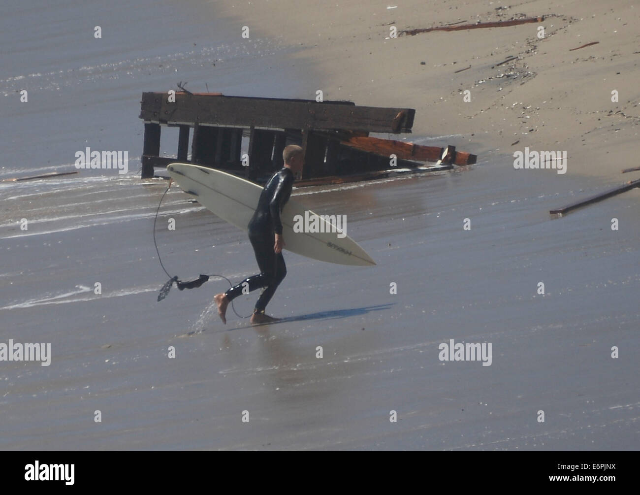 Malibu, Californie, USA. 28 août, 2014. Mugu lifeguard station qui a été utilisée dans les années 1990, série télé Baywatch était sapée par les grandes vagues de l'Ouragan Marie mercredi soir. State Park rangers regarder par dessus un effondrement lifeguard station qui est tombé dans l'océan tard mercredi soir de la grosses vagues de l'ouragan Marie. Le comté de la lifeguard bâtiment que depuis plus de 30 ans et aujourd'hui il a été lentement déchirée par les grosses vagues le long de PCH. Photo par Gene Blevins/LA DailyNews/ZumaPress Crédit : Gene Blevins/ZUMA/Alamy Fil Live News Banque D'Images