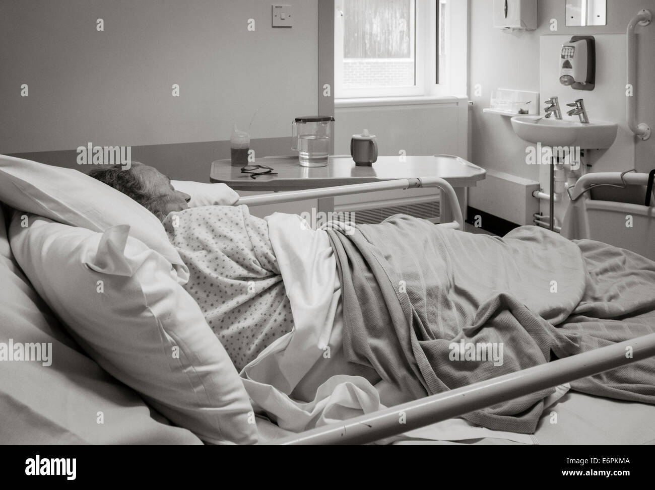 Patient âgé de 90 ans dans son hôpital du NHS en Angleterre, Royaume-Uni Banque D'Images