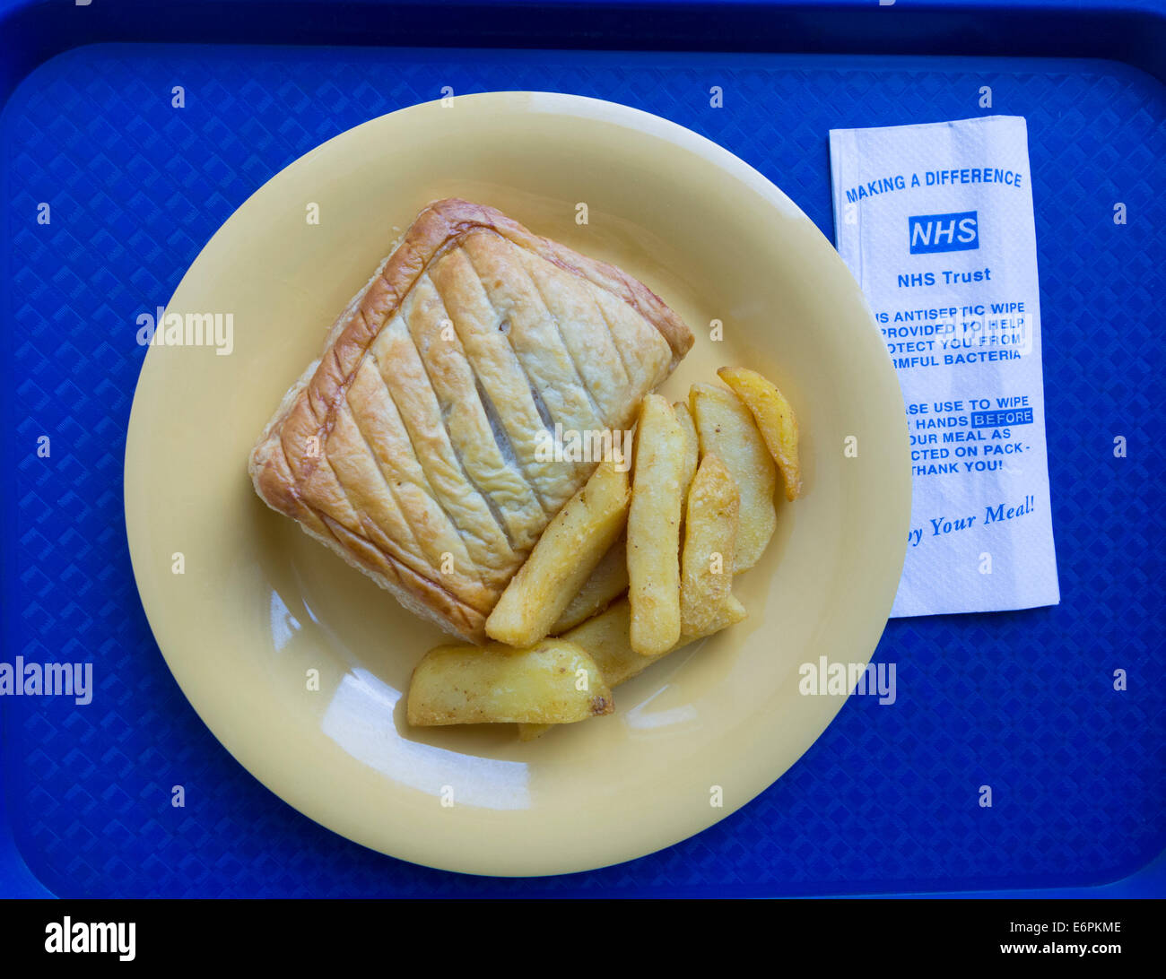 L'alimentation de l'hôpital. Repas sur plateau en hôpital du NHS en Angleterre, Royaume-Uni Banque D'Images