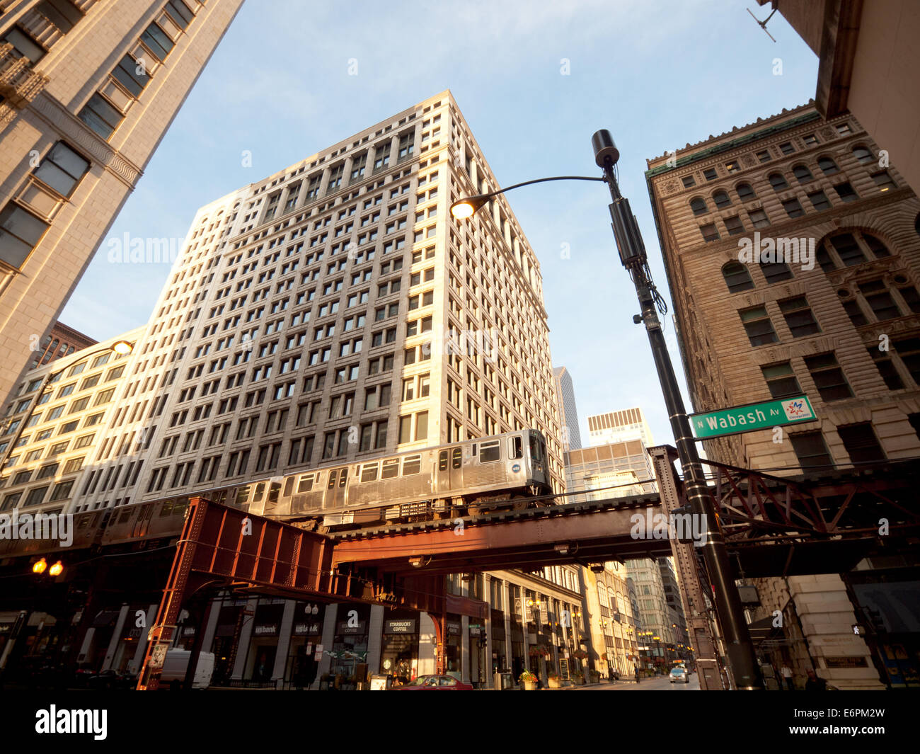 Une vue de Chicago 'L' train sur une voie surélevée au-dessus de Wabash Avenue dans le quartier de la boucle du centre-ville de Chicago. Banque D'Images