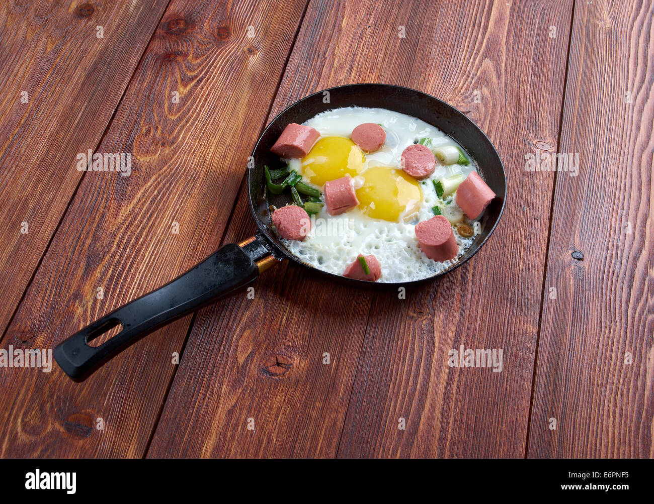 Oeufs au plat avec les saucisses dans une poêle .petit-déjeuner baccalauréat Banque D'Images