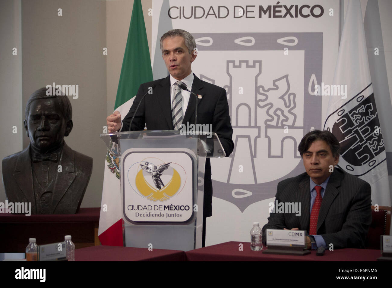 La ville de Mexico, Mexique. 28 août, 2014. Le maire de la ville de Mexico, Miguel Angel Mancera prononce un discours lors d'un événement pour présenter sa proposition d'augmenter le salaire minimum dans l'Ancien hôtel de ville palais dans la ville de Mexico, capitale du Mexique, le 28 août, 2014. Miguel Angel Mancera a suggéré jeudi que la ville lever le peso 67,29 Salaire minimum à 82,86 pesos par jour, assez pour couvrir le panier alimentaire de base, selon la presse locale. © Alejandro Ayala/Xinhua/Alamy Live News Banque D'Images