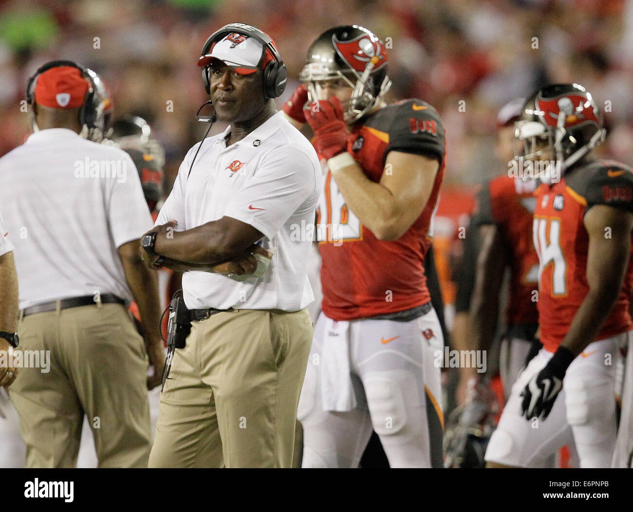 Tampa, Floride, USA. 28 août, 2014. L'entraîneur Lovie Smith regarde son équipe au quatrième trimestre au cours du Tampa Bay Buccaneers vs Redskins de Washington preseason game chez Raymond James, le jeudi (28/08/14) (Crédit Image : Crédit : Brendan Fitterer/Tampa Bay Times/ZUMA/Alamy Fil Live News) Banque D'Images