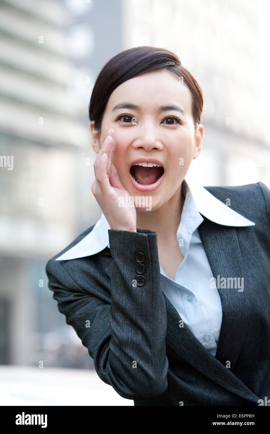 Portrait d'un homme excité cris Banque D'Images