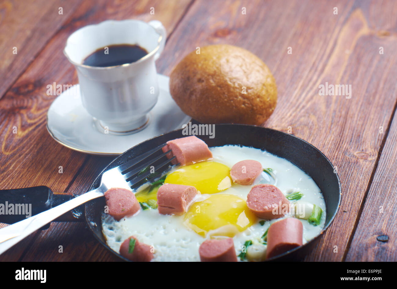 Oeufs au plat avec des saucisses et une tasse de café .petit-déjeuner baccalauréat Banque D'Images