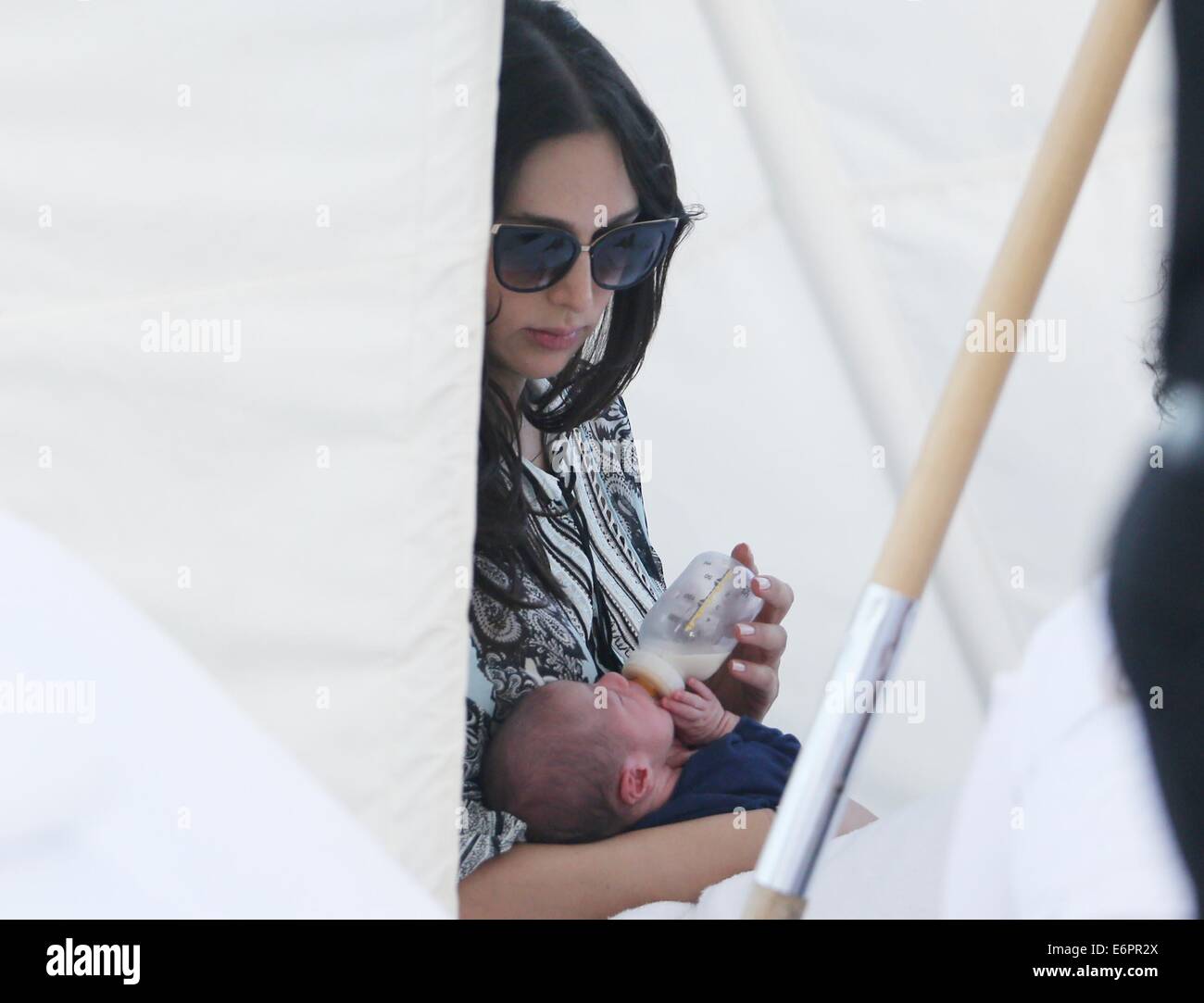 Simon Cowell et Lauren Silverman passez du bon temps à Miami Beach avec nouveau-né fils Eric Où : Miami Beach, Florida, United States Quand : 23 Mars 2014 Banque D'Images