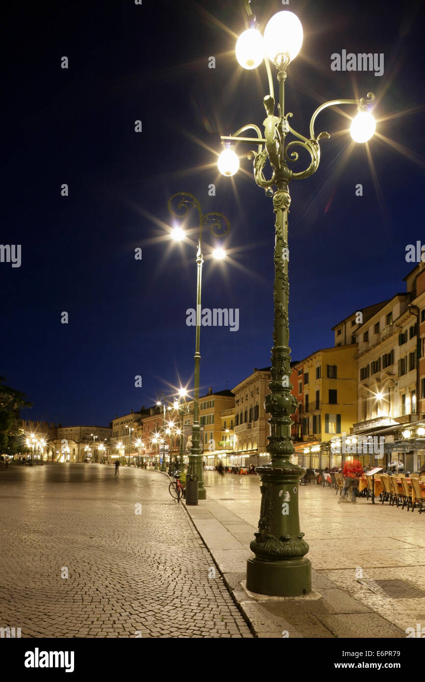 Des cafés sur le liston, la Piazza Bra, Verona, Italie. Banque D'Images