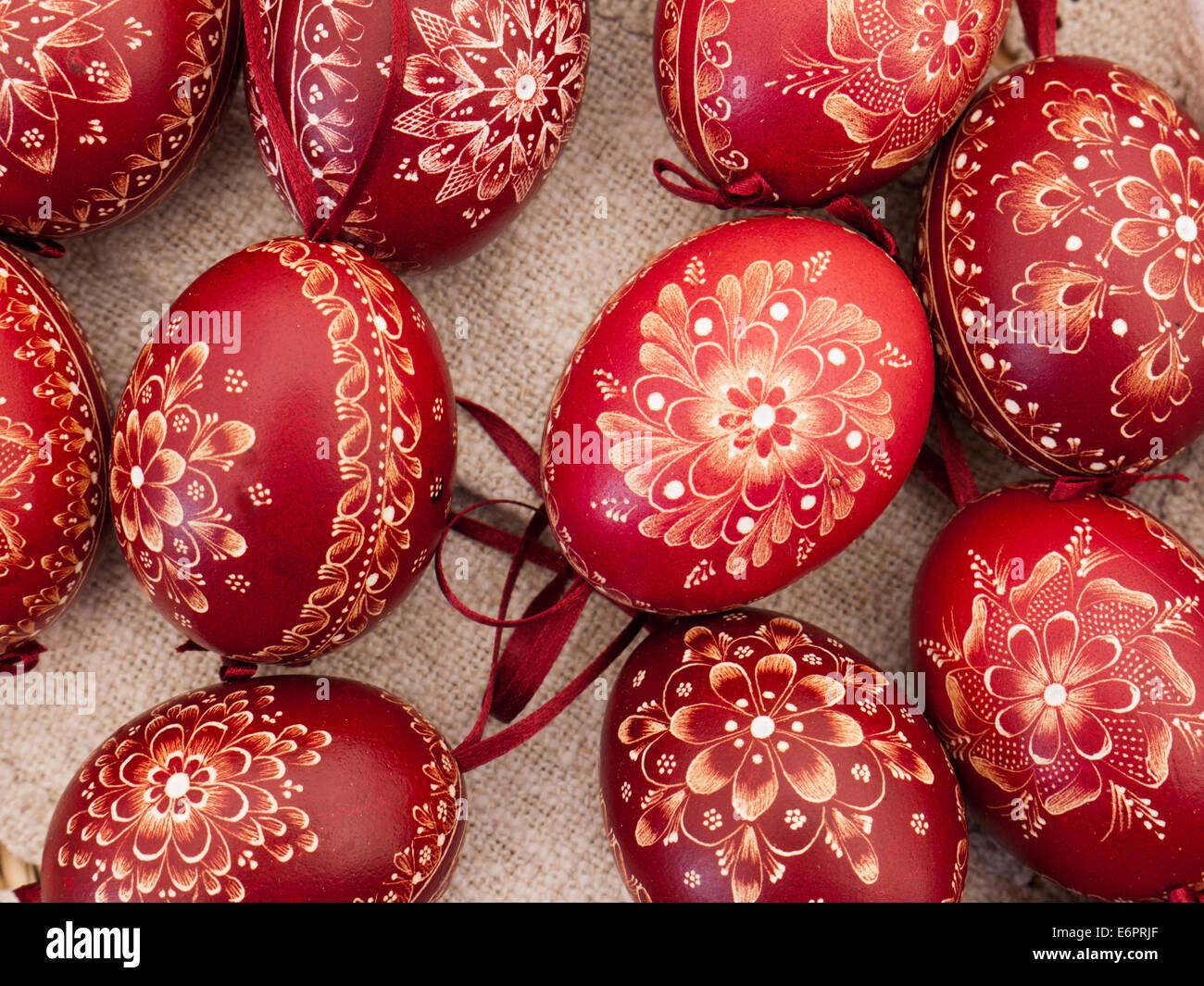 Les oeufs de Pâques peints en rouge avec des motifs traditionnels du folklore hongrois Banque D'Images