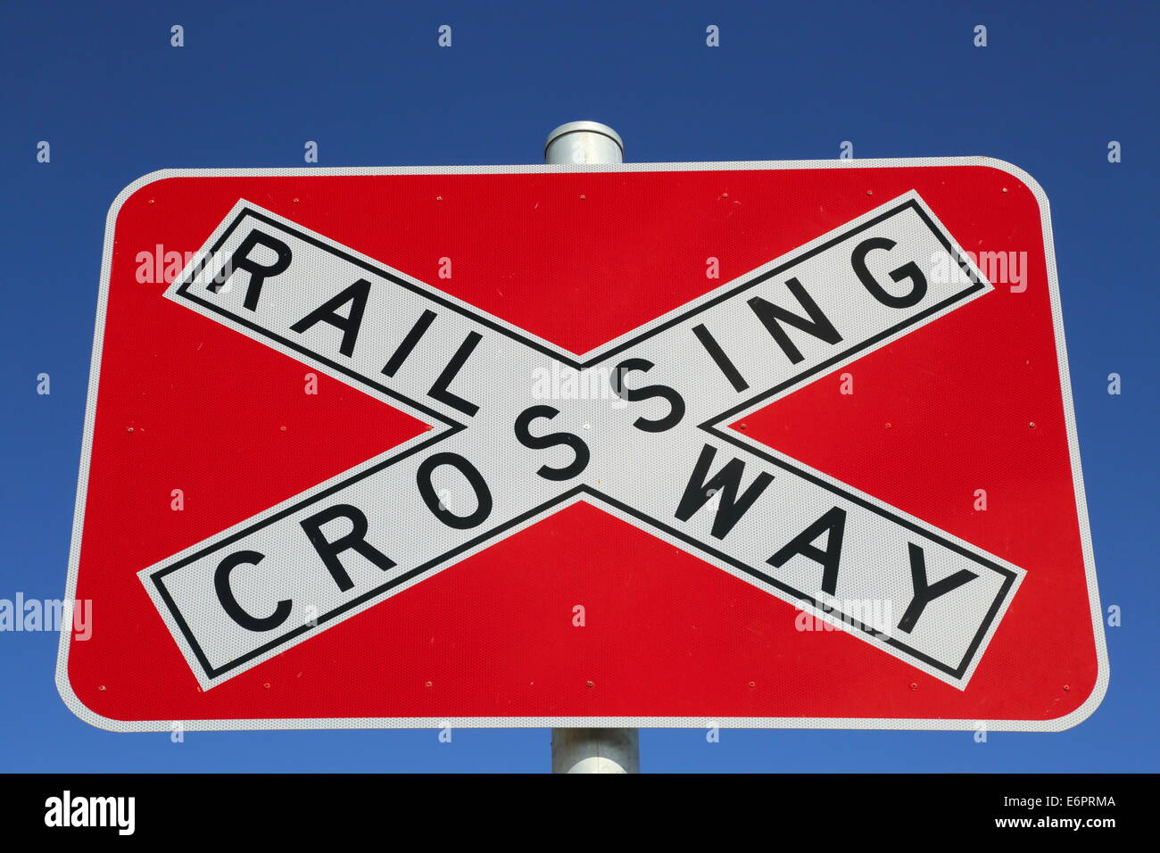 Un signe rouge vif le long d'une route de campagne prévient les conducteurs d'un passage à niveau de Spencers Brook, près de Northam, dans l'ouest de l'Australie. Banque D'Images