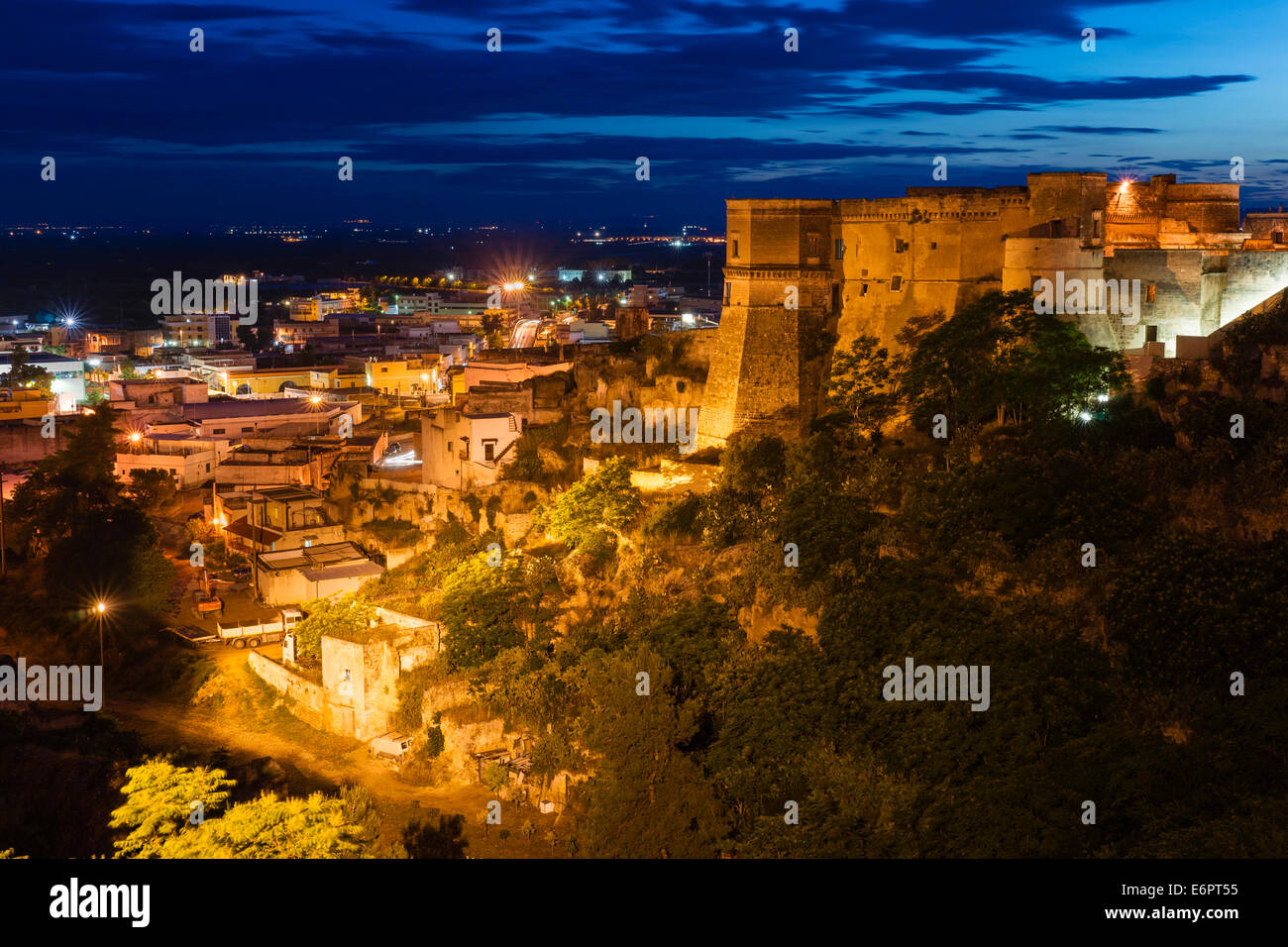 Vue sur le château Castello di Massafra et dans le plateau de Taranto sur le bord de Gravina, cité troglodytique Massafra, Murgia Tarantine Banque D'Images