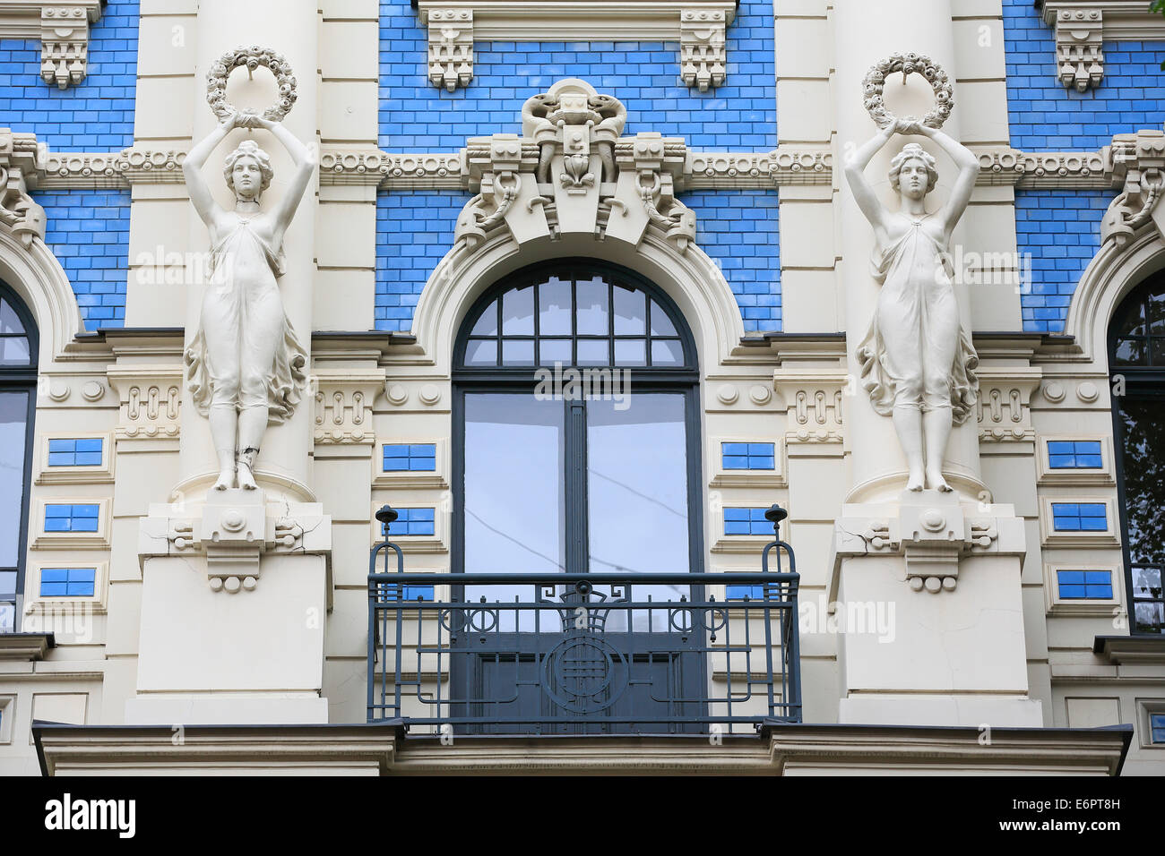 Femme tenant des statues, des couronnes de l'Art Nouveau façade de la maison Strelnieku iela 12, architecte Mikhaïl Eisenstein, Riga, Lettonie Banque D'Images