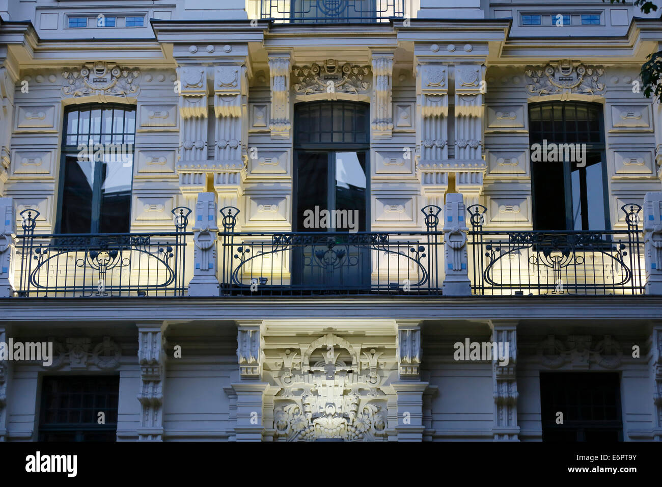 Balcon, Art Nouveau façade de la maison Strelnieku iela 12, architecte Mikhaïl Eisenstein, Riga, Lettonie Banque D'Images