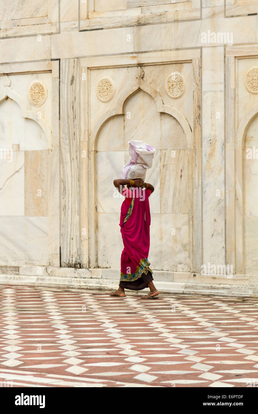 Travailleur féminin en sari portant un sac de ciment sur la tête au Taj Mahal, Agra, Inde Banque D'Images