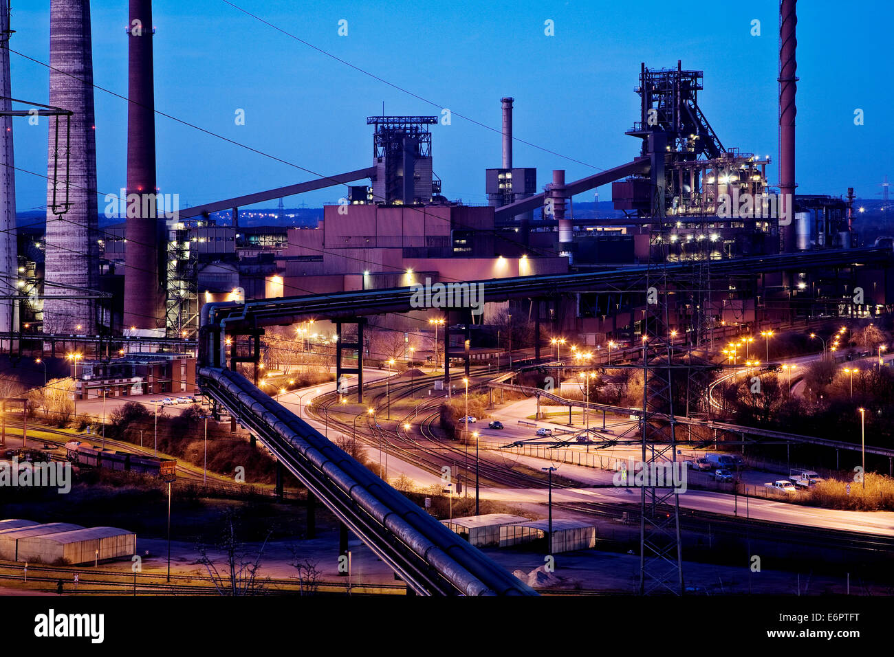 Vue depuis le Alsumer Berg hill, ThyssenKrupp Steel Plant Hamborn, Schwelgern site de four à coke, et l'usine de haut fourneau, Duisburg Banque D'Images