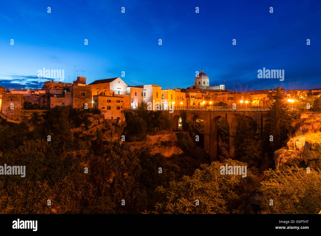 Vue de la Gravina di San Marco Gorge, centre historique, cité troglodytique Massafra, Murgia Tarantine, Tarente, Pouilles, Italie Banque D'Images