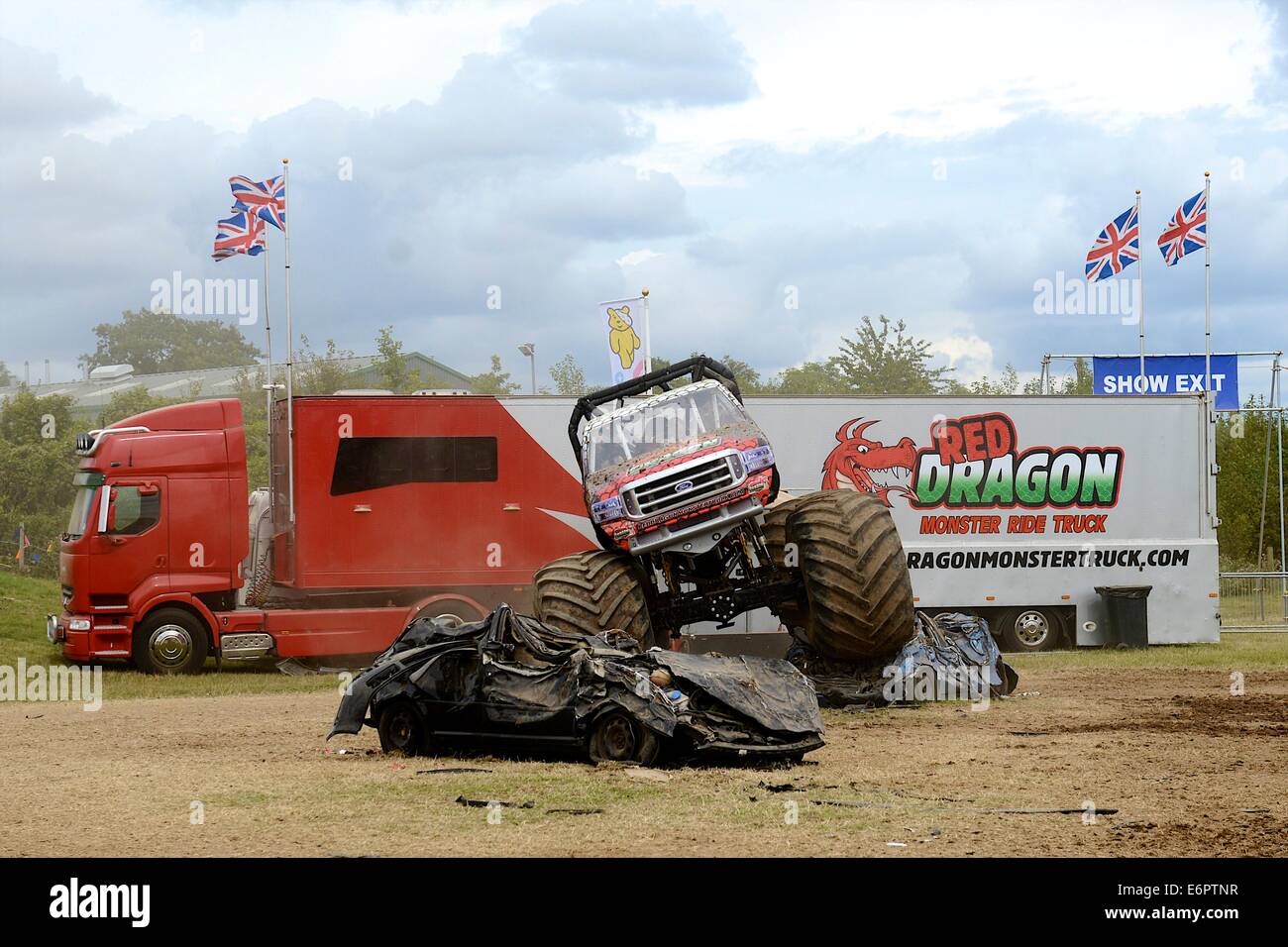 Le public sont traités à Monster Truck manèges de Chris Evans' CarFest Sud en aide aux enfants dans le besoin Banque D'Images