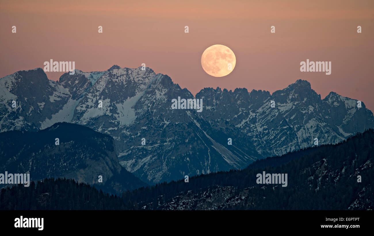 La pleine lune s'élève au-dessus de la Kaiser, Tyrol, Autriche Banque D'Images