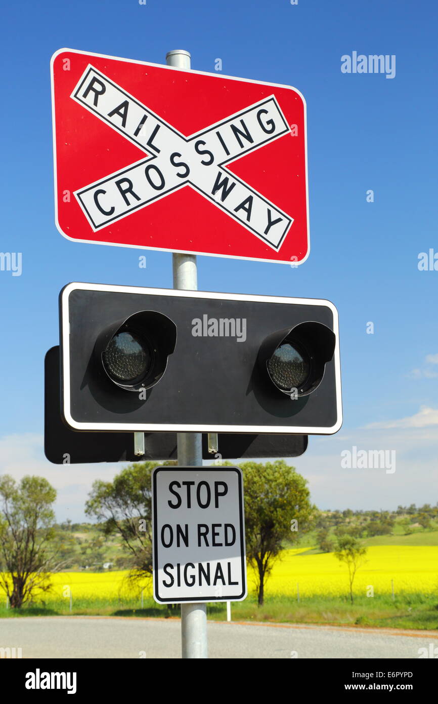Un signe rouge vif le long d'une route de campagne prévient les conducteurs d'un passage à niveau de Spencers Brook, près de Northam, dans l'ouest de l'Australie. Banque D'Images