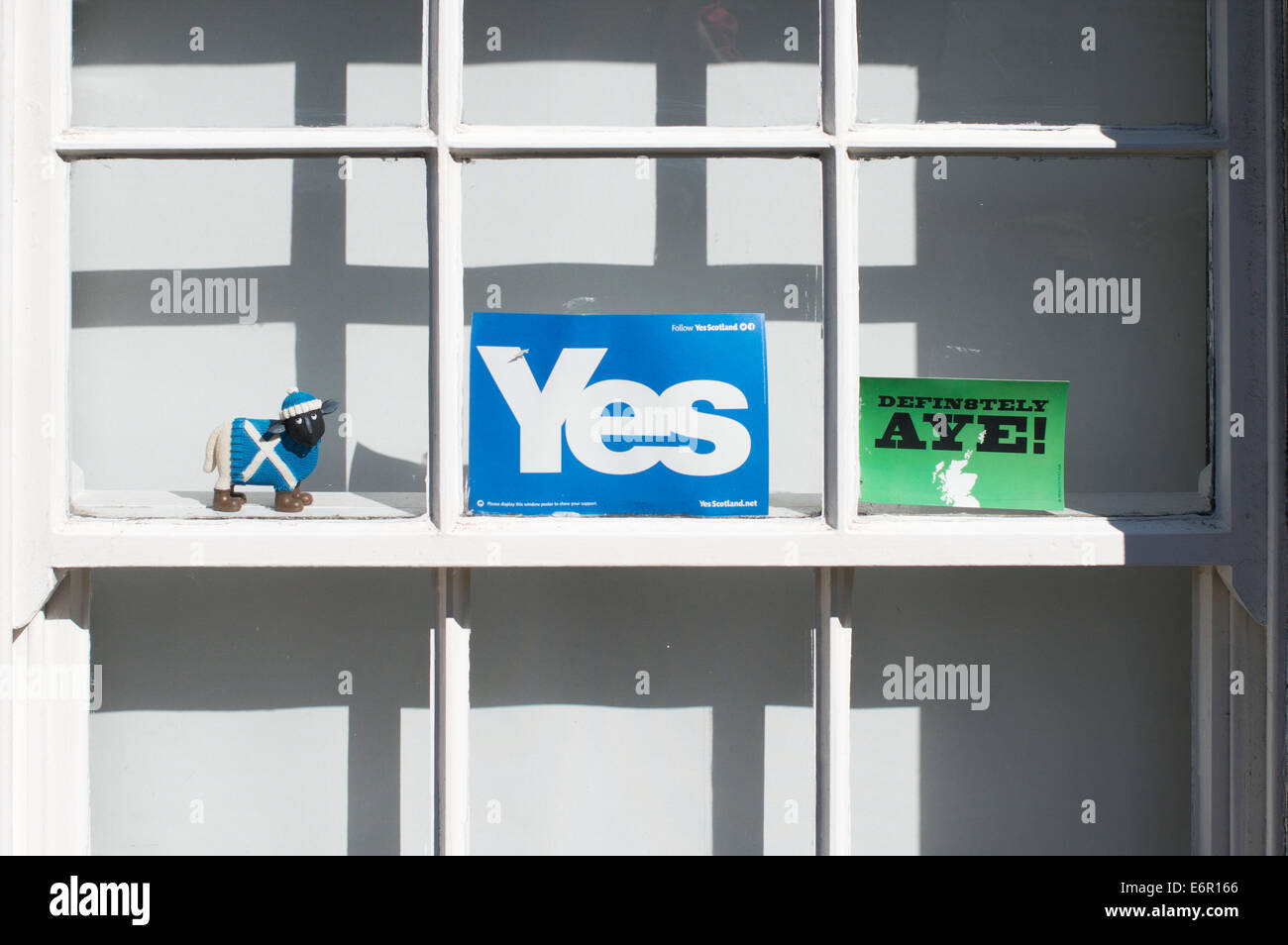 Référendum écossais oui dans la fenêtre de la chambre North Berwick, East Lothian, Ecosse, Europe Banque D'Images
