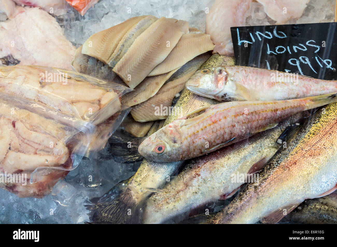 Poissons et fruits de mer stall comptoir à Aylsham Farmers Market, Norfolk, UK Banque D'Images