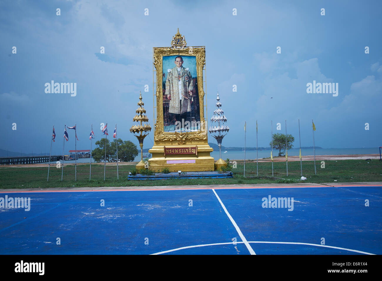 La Thaïlande, Ko Lanta - Portrait du roi de Thaïlande Bhumibol Adulyadej en terrain de football sur Ko Lanta old town. Banque D'Images