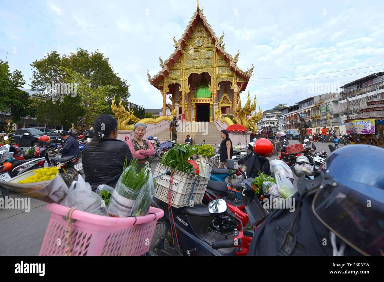 Chiang Rai, Thaïlande - 20 Février, 2014 : Les motos garées avec marché achat de Chiang Rai, Thaïlande Banque D'Images