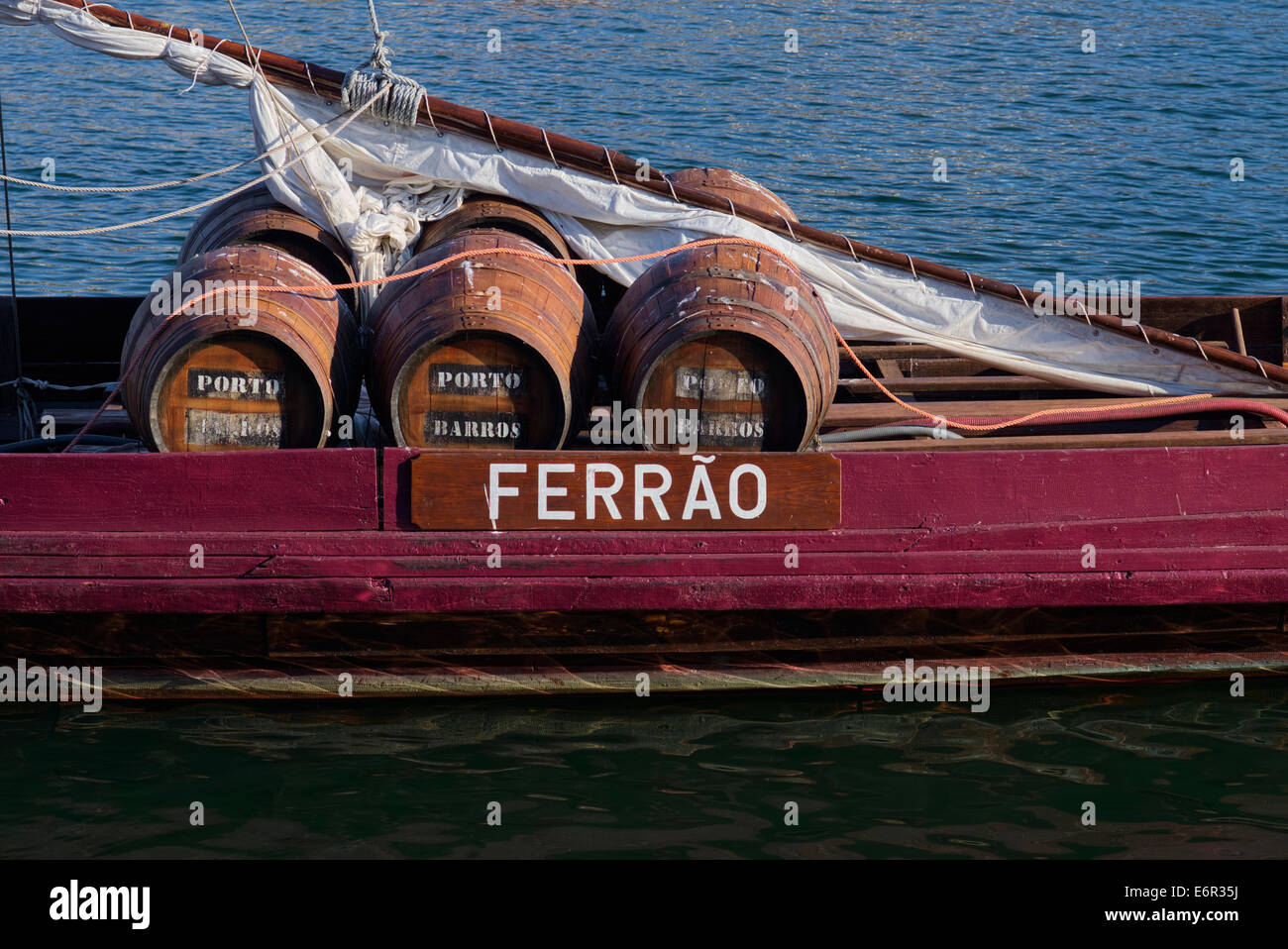 Vieux fûts de bois sur le vin traditionnel bateau sur le fleuve Douro Porto Portugal Banque D'Images
