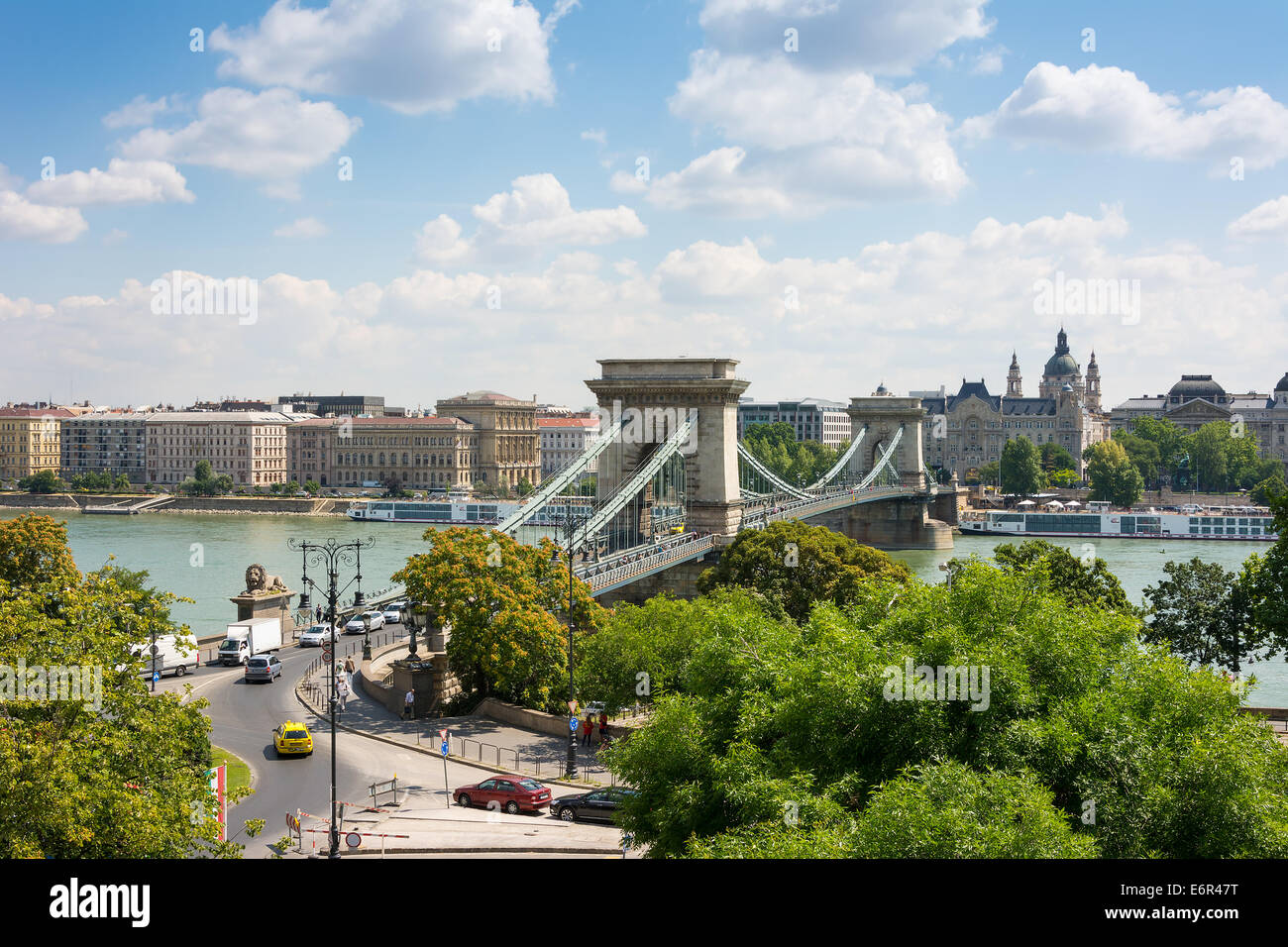 Vue sur le Pont des chaînes de St Stephen s' Budapest Basilique Banque D'Images