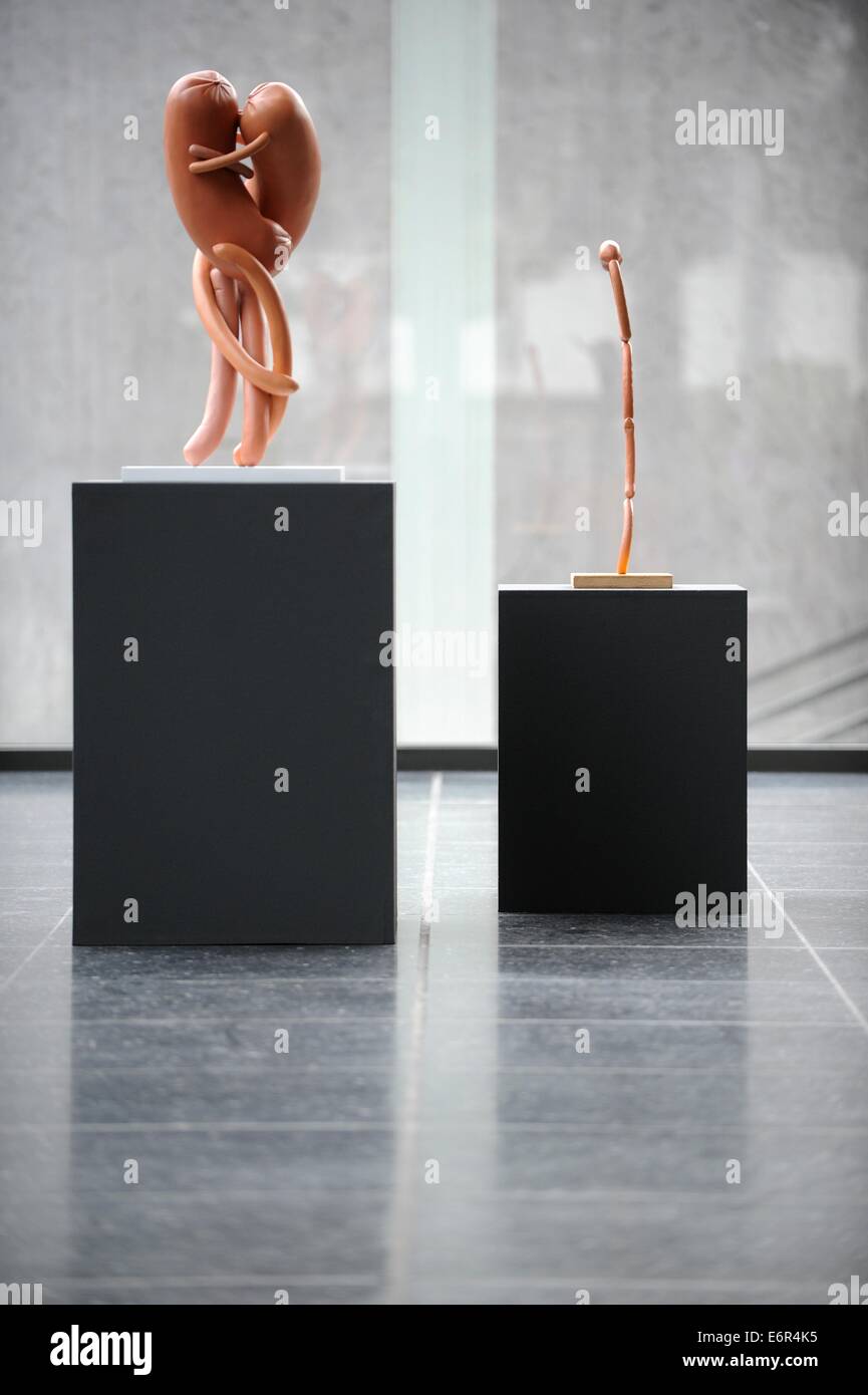 Duisburg, Allemagne. 29 août, 2014. Les sculptures d'Erwin Wurm Kiss (L) et de la tour de l'Internationale Socialiste I (R) à Lehmburck Museum de Duisburg, Allemagne, 29 août 2014. L'artiste autrichien est la présentation de travaux de la série "Sculptures Abstraites' au musée à Duisburg, du 30 août jusqu'au 28 septembre 2014. Photo : JONAS GUETTLER/dpa/Alamy Live News Banque D'Images