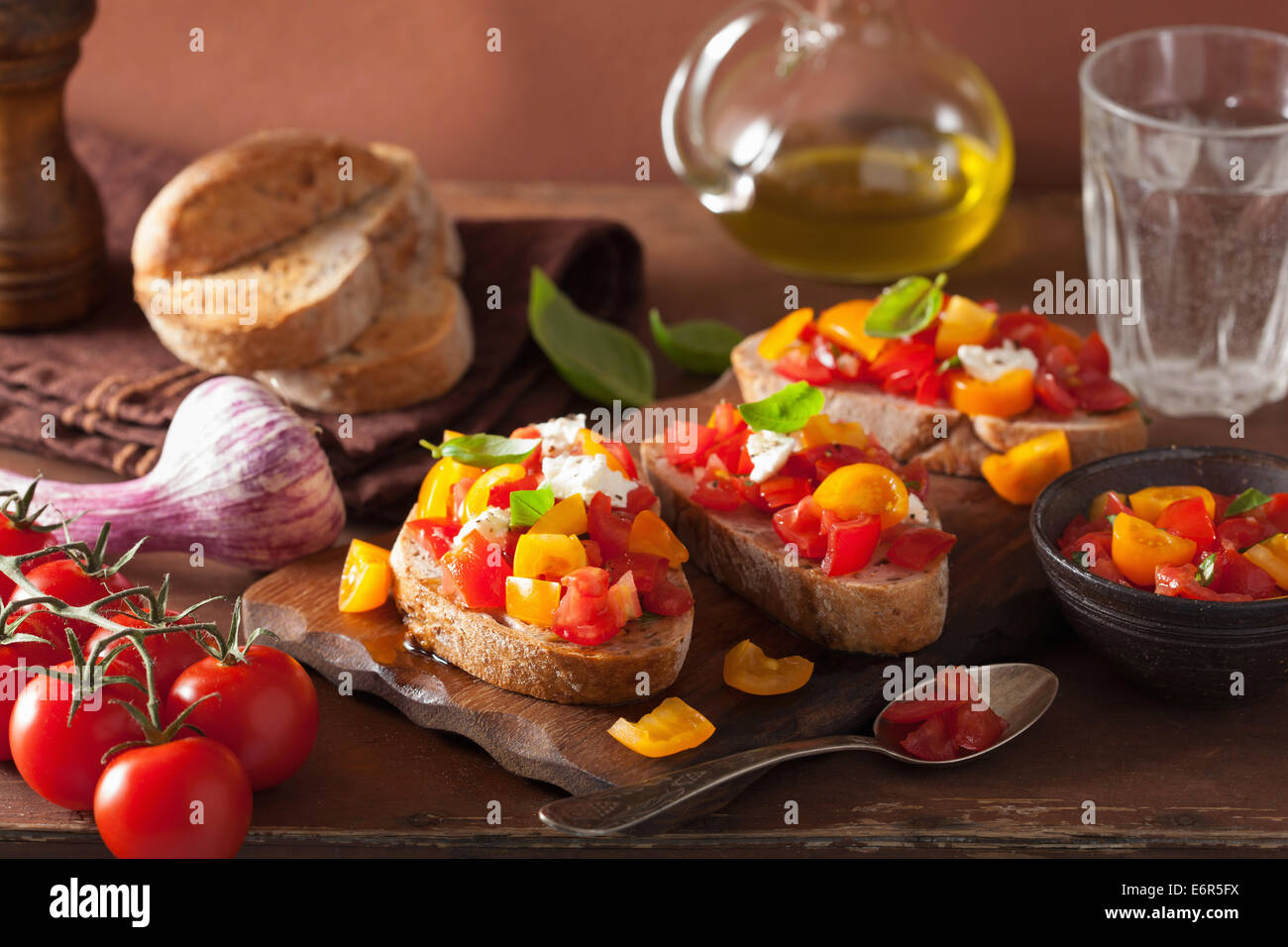 Bruschetta italienne avec l'huile d'olive Ail Tomates Banque D'Images