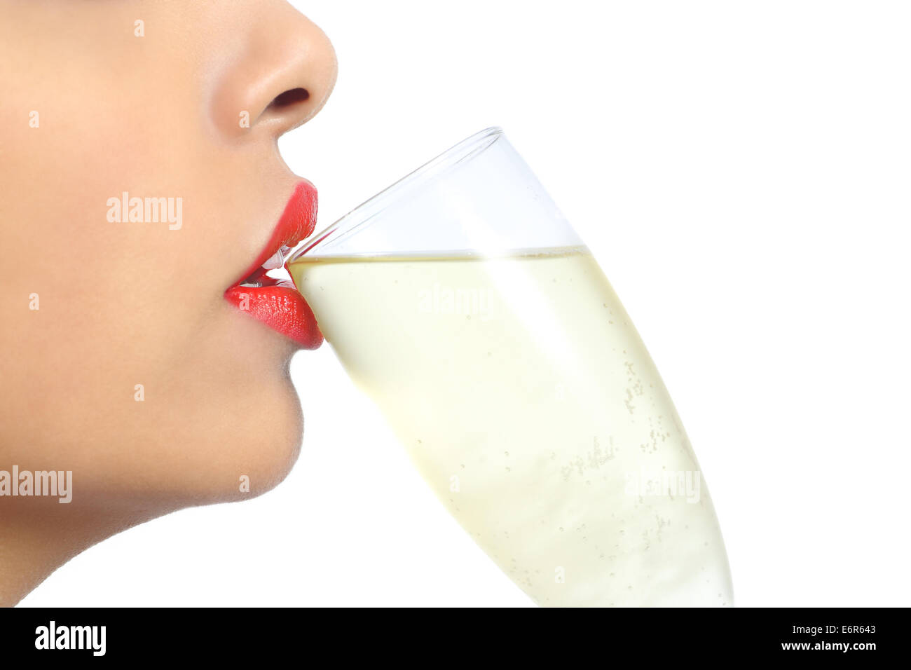 Close up profile d'une femme avec des lèvres rouge à lèvres rouge champagne potable isolé sur fond blanc Banque D'Images
