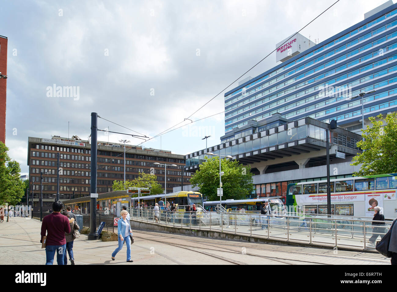 Autour des jardins de Piccadilly, Manchester sous le soleil d'été, North West England, UK Banque D'Images