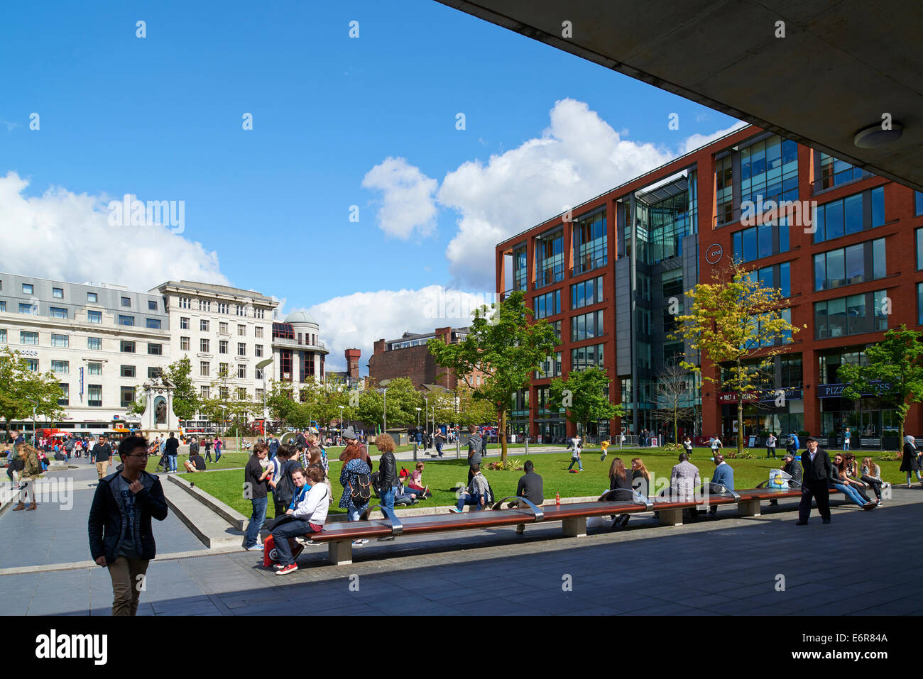 Autour des jardins de Piccadilly, Manchester sous le soleil d'été, North West England, UK Banque D'Images