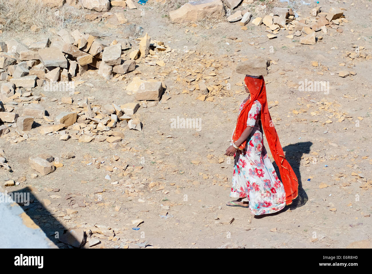 Une femme porte une brique sur la tête sur un chantier de construction le 25 février 2013 à Jaisalmer, Inde. Banque D'Images