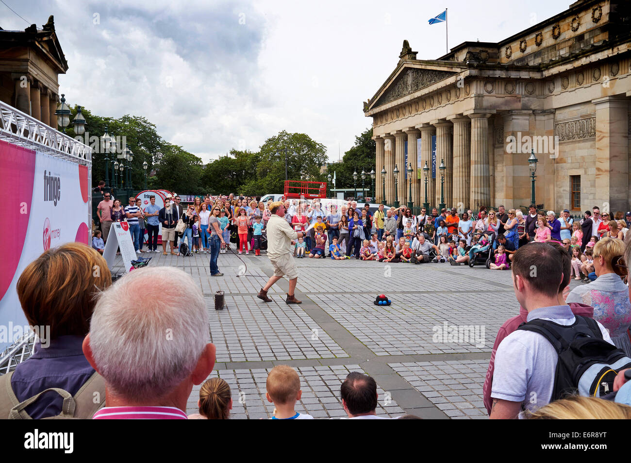 Le Festival d'Edimbourg 2014, Édimbourg, Écosse, foule regardant street performer Banque D'Images